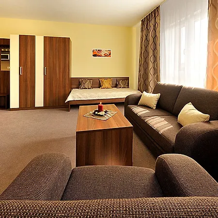 Melrose Apartment *